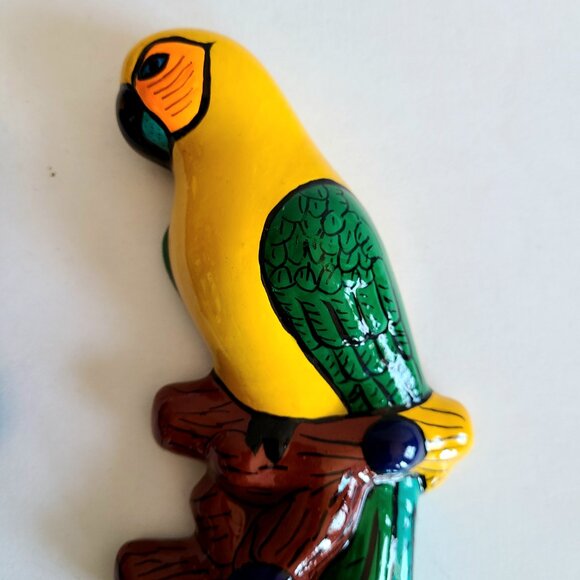 Set of 2 ceramic hand painted parrots. Wall decor. Signed by artist, 2005. - Picture 2 of 6